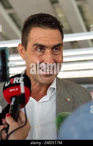 Der italienische Armeegeneral Roberto Vannacci spricht während der Präsentation der zweiten Ausgabe seines kontroversen Buches „Il mondo al contrario“ vor der Presse. Stockfoto