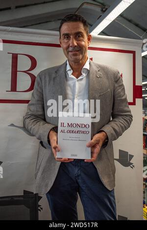 Der italienische Armeegeneral Roberto Vannacci posiert mit seinem umstrittenen Buch „Il mondo al contrario“ während der Präsentation der zweiten Ausgabe. Stockfoto