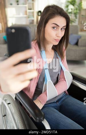 Frau im Rollstuhl, die ein Selfie macht Stockfoto