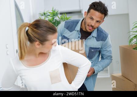 Ein junges Paar packt Sachen für den Umzug in ein neues Haus Stockfoto