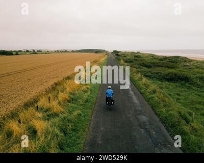 Luftaufnahme einer Radfahrerin, die Felder in England überquert. Hochwertige Fotos Stockfoto