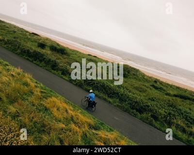 Luftaufnahme einer Radfahrerin, die Felder in England überquert. Hochwertige Fotos Stockfoto