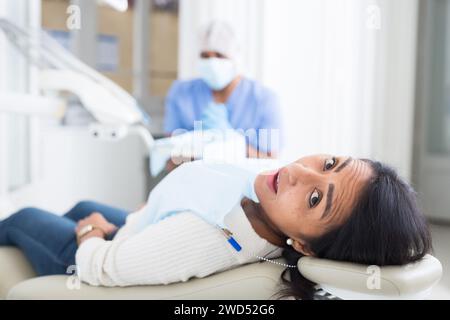 Professioneller Arzt Mann im Gespräch mit dem Patienten auf dem Stuhl Stockfoto