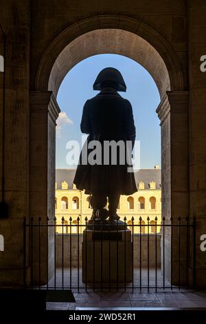 Napoleon-Statue im Armeemuseum von Paris, nationales Militärmuseum in Frankreich Stockfoto