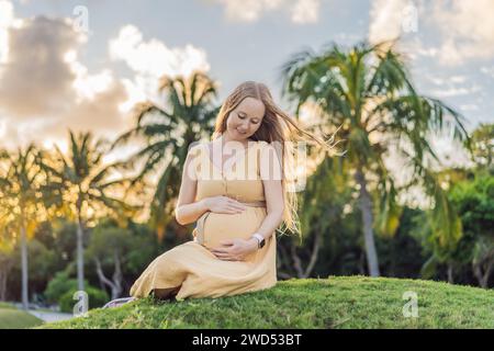 Ruhige Szene, in der eine schwangere Frau friedliche Momente im Park genießt, die Ruhe der Natur genießt und während ihrer Schwangerschaft Trost findet Stockfoto