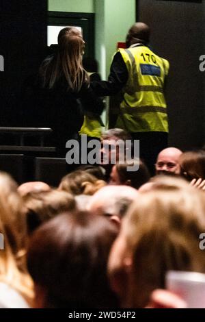 London, Großbritannien. Januar 2024. Kulturarbeiter gegen Genozid, ein Kollektiv von Einzelpersonen aus der Kunst- und Kulturindustrie, versuchen Matthew Bournes Edward Scissorhands in Sadler's Wells zu stören - die Show wird für 10-15 Minuten unterbrochen. Die Gruppe forderte ein sofortiges Ende der Finanzierungsbeziehung von Sadler's Wells mit Barclays und forderte die Kunstgemeinde auf, ethische Förderpraktiken zu wählen. Sie glauben, dass Barclays Investitionen in israelische Rüstungsunternehmen die UN-Leitprinzipien für Unternehmen zu vereinbarten Menschenrechtsstandards eindeutig missachten. Guy Bell/Alamy Live News Stockfoto