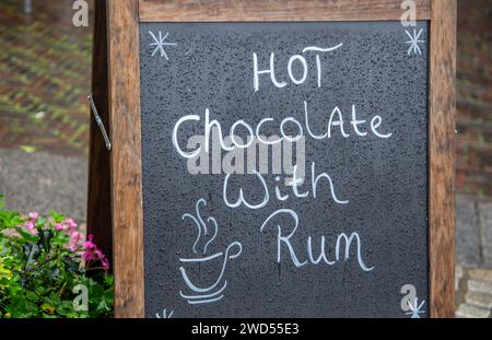 Ein Schild mit heißer Schokolade mit Rum vor einem Café in Amsterdam im Regen Stockfoto