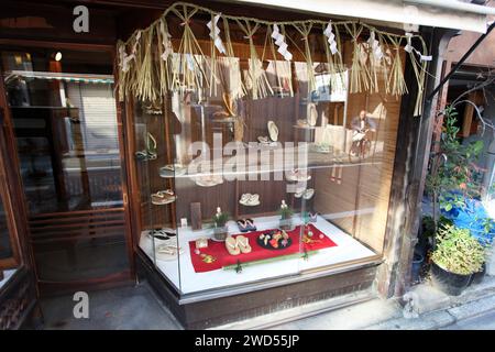 Eine Ausstellung von Geta oder traditionellen japanischen Sandalen in einem Glasschrank in einem alten Schuhgeschäft in der Yamatooji Street in Gion, Kyoto, Japan. Stockfoto