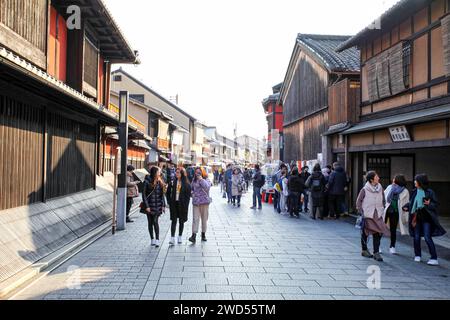 Kleine Gassen im Stadtteil Gionmachi Minamigawa in Gion, Kyoto, Japan. Stockfoto