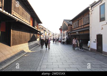 Kleine Gassen im Stadtteil Gionmachi Minamigawa in Gion, Kyoto, Japan. Stockfoto