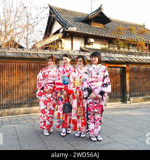 Kleine Gassen im Stadtteil Gionmachi Minamigawa in Gion, Kyoto, Japan. Stockfoto