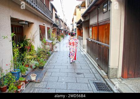 Kleine Gassen im Stadtteil Gionmachi Minamigawa in Gion, Kyoto, Japan. Stockfoto