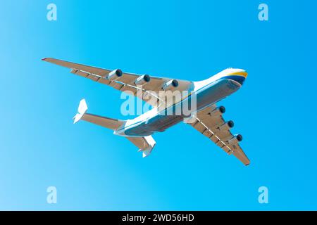 Gostomel, Ukraine - 23. April 2020: Das größte Flugzeug der Welt Antonov an-225 Mriya landet auf dem Flughafen Antonov in Gostomel Stockfoto