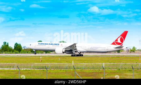 Boryspil, Ukraine - 20. Mai 2020: Das Flugzeug Boeing 777-300ER (TC-JJI) der Turkish Airlines landet auf dem internationalen Flughafen Boryspil Stockfoto