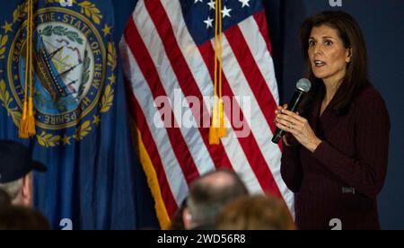 Hollis, New Hampshire, USA. Januar 2024. Der ehemalige UN-Botschafter und Gouverneur von South Carolina, NIKKI HALEY, reist im Alpine Grove Event Center in der kleinen Stadt Hollis, New Hampshire, nördlich der Grenze zu Massachusetts. Die New Hampshire Primary findet am Dienstag, 23. Januar statt. (Foto: © Brian Cahn/ZUMA Press Wire) NUR REDAKTIONELLE VERWENDUNG! Nicht für kommerzielle ZWECKE! Stockfoto