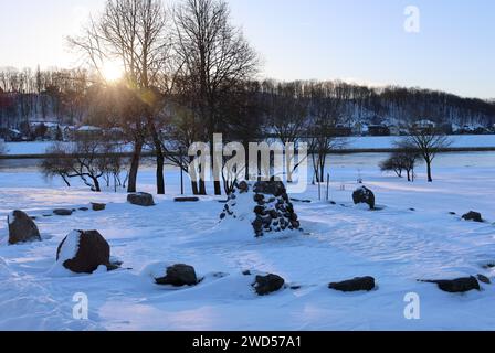 Der Blick auf den Sonnenuntergang eines historischen heidnischen Altars, der noch heute im alten Stadtpark von Kaunas am Fluss Neman (Litauen) in Betrieb ist. Stockfoto