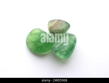 Schöne grüne Fluoritsteine auf weißem Hintergrund. Stockfoto