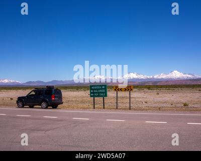 Schneebedeckte Gipfel der Anden aus Sicht der Ruta 40, Provinz Mendoza, Argentinien Stockfoto