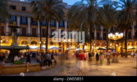Beleuchtete Placa Reial in Barcelona mit Three Graces Brunnen Stockfoto
