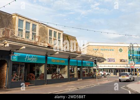 Swanage Stadtzentrum mit Mowlem Theater und Harlees Fish and Chips Shop, Dorset, England, Großbritannien, 2023 Stockfoto