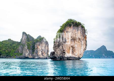 Ein detaillierter Blick auf die grünen Felsen auf den Phi Phi Inseln - einer der berühmtesten Orte in Thailand Stockfoto