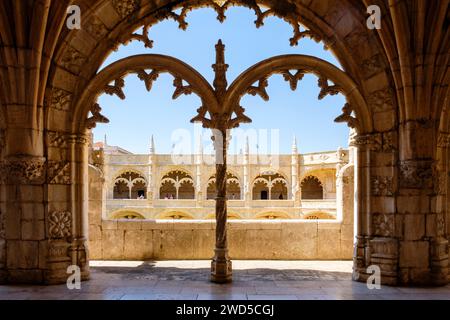 Innenansicht der Bögen und Säulen des Klosters Jeronimos, Mosteiro dos Jerónimos, spätportugiesische gotische Manuelinarchitektur, Lissabon Stockfoto
