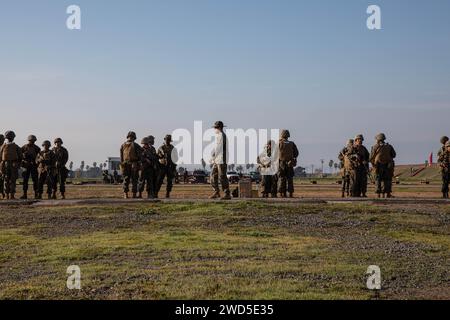 Die Rekruten des U.S. Marine Corps mit der Echo Company, 2. Rekruten-Ausbildungsbataillon, warten auf das Kommando, während des Tafel-2-Feuerlaufs im Marine Corps Base Camp Pendleton, Kalifornien, am 16. Januar 2024 auf Ziele zu schießen. Der Feuerkurs in Tabelle zwei vermittelt die Grundlagen der Sicherheit und des Schussmanns in Kampfpositionen und Gewehrtransporten. (Foto von Lance CPL Sarah M. Grawcock). Stockfoto