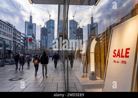 Einkaufsstraße Zeil, Fußgängerzone, Winterwetter, Skyline der Innenstadt, Schlussverkauf, Verkauf, Bankenviertel, Menschen beim Shoppen, Frankfurt am Main, Hessen, Deutschland, Zeil *** Zeil Einkaufsstraße, Fußgängerzone, Winterwetter, City Center Skyline, Verkauf, Bankenviertel, Einkaufsmöglichkeiten, Frankfurt am Main, Hessen, Deutschland, Zeil Stockfoto