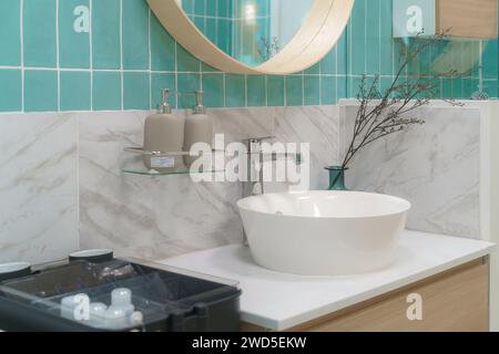 Moderne Raffinesse mit unserer kuratierten Kollektion an Armaturen und Waschbecken im Badezimmer. Genießen Sie die nahtlose Fusion aus schlankem Design und Funktionalität, Stockfoto