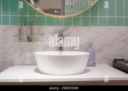 Moderne Raffinesse mit unserer kuratierten Kollektion an Armaturen und Waschbecken im Badezimmer. Genießen Sie die nahtlose Fusion aus schlankem Design und Funktionalität, Stockfoto