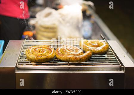 Nordische thailändische Würstchen mit Grillaroma und lebhaften Aromen verkörpern die Essenz der nordischen thailändischen Küche. Stockfoto