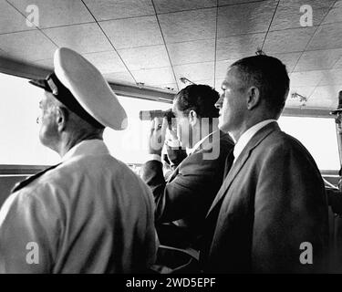 US-Präsident Richard M. Nixon an Bord des Flugzeugträgers U.S.S. Hornet nutzte Ferngläser, um die Apollo 11 Lunar Mission Recovery of Astronauten, Neil A. Armstrong, Edwin E. Aldrin und Michael Collins, etwa 812 Seemeilen südwestlich von Hawaii, NASA, am 24. Juli 1969 zu beobachten Stockfoto