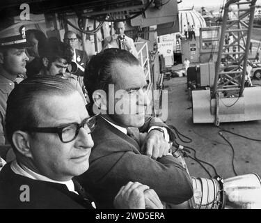 Dr. Thomas Paine, NASA-Administrator (links) und US-Präsident Richard Nixon warten an Bord des Rückgewinnungsschiffs U.S.S. Hornet auf den Absturz des Apollo 11-Kommandos mit den amerikanischen Astronauten Neil A. Armstrong, Kommandant; Michael Collins, Kommandopilot des Kommandos; und Edwin E. Aldrin Jr., Pilot des Mondmoduls, etwa 812 Seemeilen südwestlich von Hawaii, NASA, 24. Juli 1969 Stockfoto