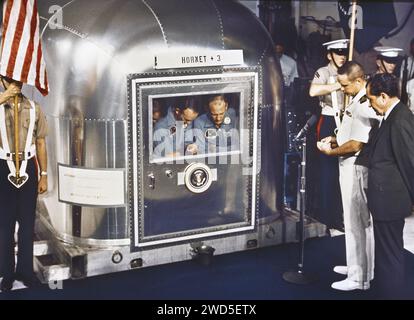 Apollo 11 Astronauten Neil A. Armstrong, Edwin E. Aldrin und Michael Collins, in der Quarantäneeinrichtung nach erfolgreicher Bergungsmission, als Gebet von Lt. Commander John Pirrto, USS Hornet Chaplain, begleitet von US-Präsident Richard Nixon (vorne rechts), USS Hornet, NASA, 24. Juli 1969 angeboten wird Stockfoto