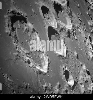 Ansicht des Mondes auf der anderen Seite mit den Kratern Goclenius (ganz links), Gutenberg D (unten in der Mitte) und den drei geclusterten Kratern Magelhaens, Magelhaens A und Colombo A, fotografiert von der Raumsonde Apollo 8, Johnson Space Center, NASA, 24. Dezember 1968 Stockfoto