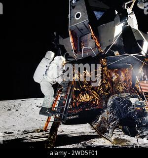 Der amerikanische Astronaut Alan L. Bean, der die Stufen der Mondmodulleiter absteigt, während er sich auf den Mond vorbereitete, um mit dem Astronauten Charles Conrad Jr., Missionskommandeur, während der außerfahrbaren Aktivität des Apollo 12, zu laufen, Foto von Astronaut Charles Conrad Jr., NASA, 19. November 1969 Stockfoto