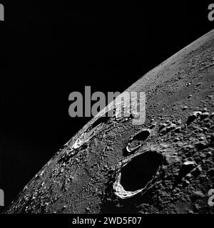 Hochwinkelansicht der Mondnähe mit nordöstlichem Blick in Richtung Krater Copernicus (in der Mitte nahe Horizont), Krater Reinhold (im Vordergrund) und kleinerer Krater Reinhold B (über Reinhold), fotografiert von Apollo 12 Raumschiff, NASA, 19. November 1969 Stockfoto