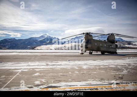 Soldaten des 2. General Support Aviation Battalion, 4. Aviation Regiment, 4. Combat Aviation Brigade, 4. Infanteriedivision, führen am 9. Januar 2024 am Telluride National Airport, Colorado, Wartungsarbeiten an der Boeing CH-47 Chinook durch. Der H-47 Chinook ist der erste Schwerhubschrauber für die USA. Er ist ein hochentwickelter Tandemrotor-Hubschrauber für mehrere Missionen, der sich in Fracht- und Truppentransporten, Such- und Rettungsaktionen, Evakuierung von Unfällen, Sondereinsätzen, humanitärer Hilfe und Katastrophenhilfe und vielem mehr bewährt hat. (Foto der US-Armee von SPC. Joshua Zayas) Stockfoto