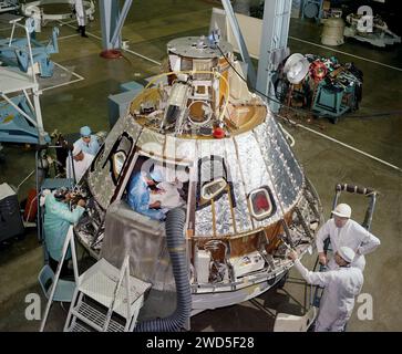 Hochwinkelansicht der Mechaniker, die am hinteren Rand des Apollo 1-Raumschiffs 012 arbeiten, in Richtung -Z-Achse, während der Vorbereitung für den Einbau des Hitzeschilds im Mannschaftsraum, North American Aviation, Kalifornien, USA, NASA, April 1966 Stockfoto