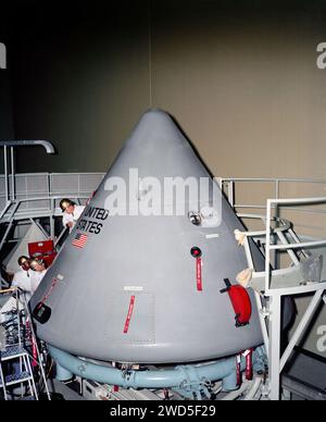 Hochwinkelansicht des Kommandomoduls des Apollo 1-Raumschiffs 012, Blick in Richtung -Z-Achse, während der Vorschifffahrt in der südlichen Luftschleuse der Systems Integration and Checkout Facility, North American Aviation, Kalifornien, USA, NASA, August 1966 Stockfoto