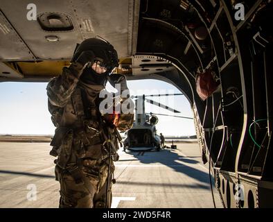Sgt Jacob Hagler, ein CH-47 Crewchef, der dem 2. General Support Aviation Battalion, 4. Aviation Regiment, 4. Combat Aviation Brigade, 4. Infanterie Division, zugeteilt ist, überprüft seinen Helm und seine Ausrüstung, bevor er am 09. Januar 2024 zu einer Mission in Fort Carson, Colorado, aufbricht. Der H-47 Chinook ist der erste Schwerhubschrauber für die USA. Er ist ein hochentwickelter Tandemrotor-Hubschrauber für mehrere Missionen, der sich in Fracht- und Truppentransporten, Such- und Rettungsaktionen, Evakuierung von Unfällen, Sondereinsätzen, humanitärer Hilfe und Katastrophenhilfe und vielem mehr bewährt hat. (Foto der US-Armee von SPC. Joshua Zayas) Stockfoto