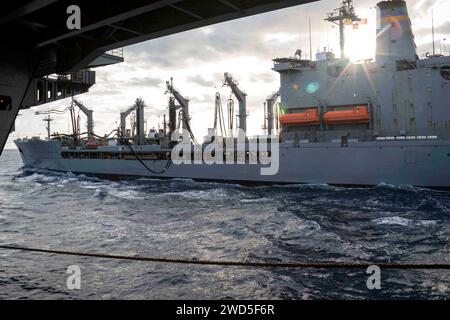 240112-N-TD381-1004 SÜDCHINESISCHE SEE (12. Januar 2024) Henry J. Kaiser-Klasse ist auf dem Weg zum Nachfüllöler USNS John Ericsson (T-AO-194), betreibt mit dem Flugzeugträger USS Carl Vinson (CVN 70) eine Tankstelle auf See. Vinson, das Flaggschiff der Carrier Strike Group ONE, wird im Einsatzgebiet der 7. US-Flotte eingesetzt, um einen freien und offenen Indo-Pazifik zu unterstützen. (Foto der U.S. Navy von Mass Communication Specialist 2nd Class Isaiah Goessl) Stockfoto