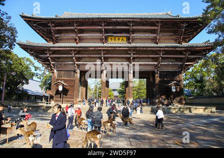 Das große Südtor oder Nandaimon des Todaiji-Tempels, ein UNESCO-Weltkulturerbe in Nara, Japan. Stockfoto