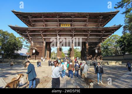 Das große Südtor oder Nandaimon des Todaiji-Tempels, ein UNESCO-Weltkulturerbe in Nara, Japan. Stockfoto