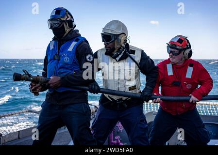 240115-N-PV401-1091 SÜDCHINESISCHE SEE (15. Januar 2023) Seeleute an Bord des Lenkraketenkreuzers USS Princeton (CG 59) der Ticonderoga-Klasse bekämpfen ein simuliertes Feuer während einer Feuerübung auf dem Flugdeck. Princeton wird der Carrier Strike Group ONE zugeordnet und in das Einsatzgebiet der 7. US-Flotte eingesetzt, um einen freien und offenen Indo-Pazifik zu unterstützen. (Foto der U.S. Navy von Mass Communication Specialist 2nd Class Elizabeth Grubbs) Stockfoto