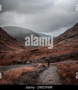 walker auf dem Weg innerhalb der drei Schwestern von glencoe Stockfoto