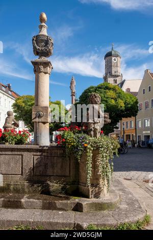 Stadtbrunnen vor dem Turm der Pfarrkirche Mariä Himmelfahrt, Marienplatz, Weilheim, Oberbayern, Bayern, Deutschland Stockfoto