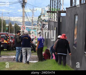 INCENDIO-AUTOPISTA-RUMINAHUI Quito, jueves 18 de enero del 2024 Bomberos del Distrito Metropolitano de Quito, sofocaron un Incendio, en una empresa de aceites comestibles, en el Sector del Puente 6 de la Avenida General Ruminahui. Fotos:Rolando Enriquez/API Quito Pichincha Ecuador DIS-INCENDIO-AUTOPISTA-RUMINAHUI-200824f4e2f6662ddceae0671b8bcc02 *** RUMINAHUI HIGHWAY FIRE Quito, Donnerstag, 18. Januar 2024 Feuerwehrmänner des Metropolitan District von Quito, löschten ein FEUER in einer Gesellschaft von Speiseölen, im Sektor von Rolando Pahez Pahez Pahez Pahez Pichincha Stockfoto