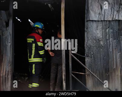 INCENDIO-AUTOPISTA-RUMINAHUI Quito, jueves 18 de enero del 2024 Bomberos del Distrito Metropolitano de Quito, sofocaron un Incendio, en una empresa de aceites comestibles, en el Sector del Puente 6 de la Avenida General Ruminahui. Fotos:Rolando Enriquez/API Quito Pichincha Ecuador DIS-INCENDIO-AUTOPISTA-RUMINAHUI-305980af004dd8dc1a400dff522a049b *** RUMINAHUI HIGHWAY FIRE Quito, Donnerstag, 18. Januar 2024 Feuerwehrmänner des Metropolitan District von Quito, löschte ein FEUER in einer Firma von Speiseölen, im Sektor der Brücke von Rolando Aveniquito Aveniquito Stockfoto