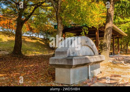 Betonbrunnen zum Händewaschen und überdachte Picknickunterkunft im öffentlichen Park, Südkorea, Südkorea Stockfoto